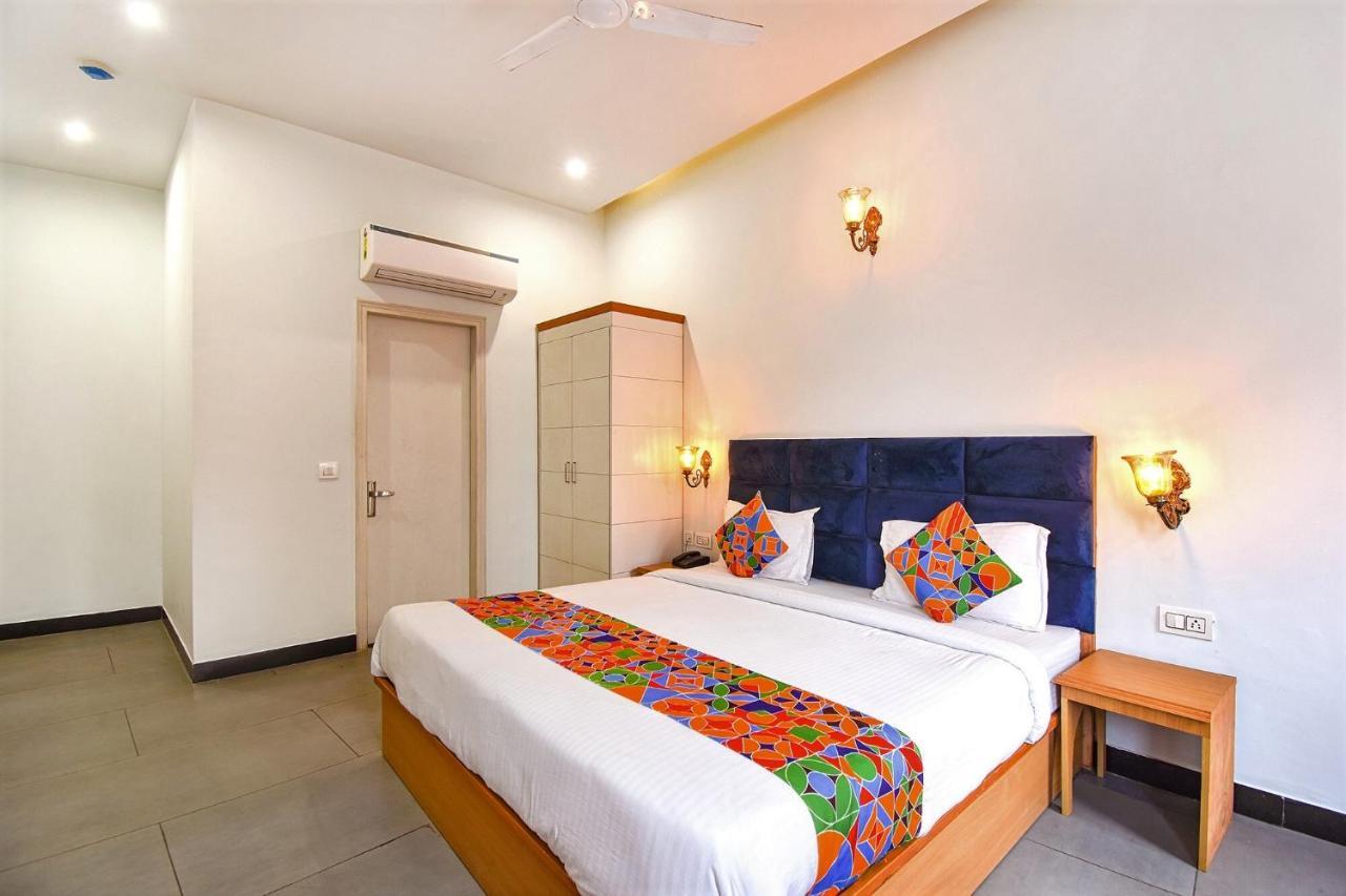 Hotel Shri Ram Ню Делхи Екстериор снимка